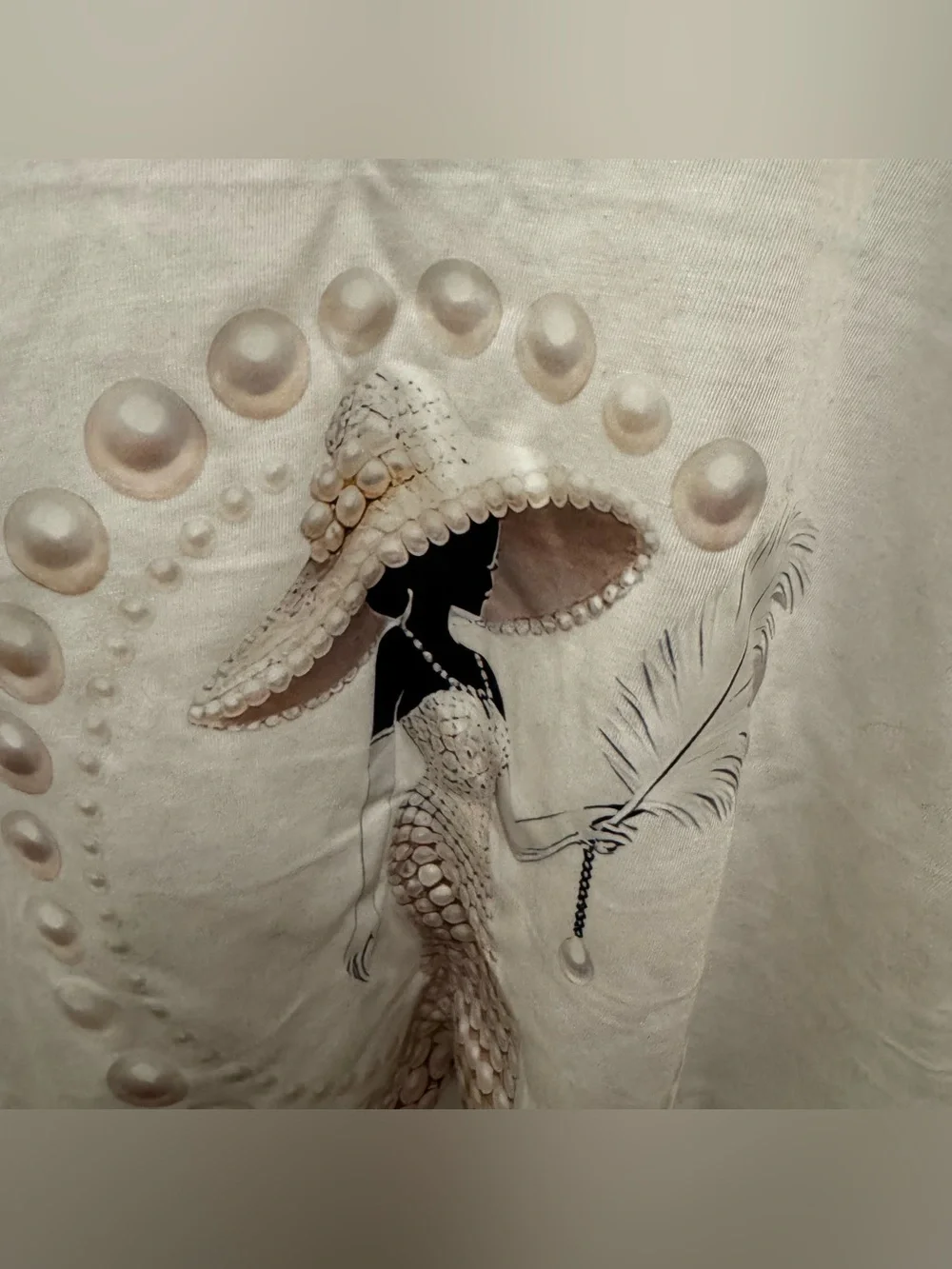 New Women in a Hat White Pearl Graphic Tee Size XL